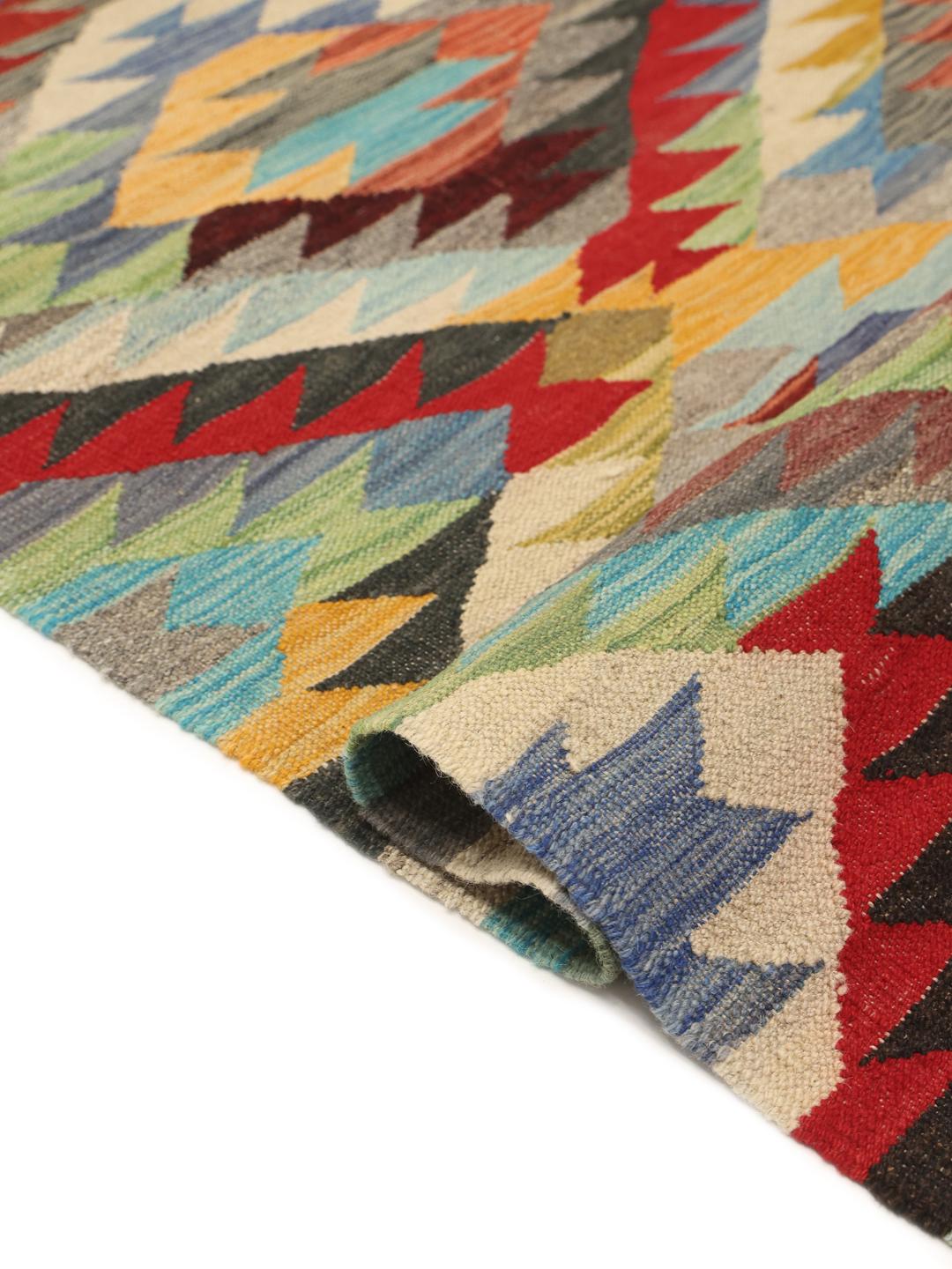Handgemaakte Afghaanse kilim loper in meerkleurige geometrische patronen.