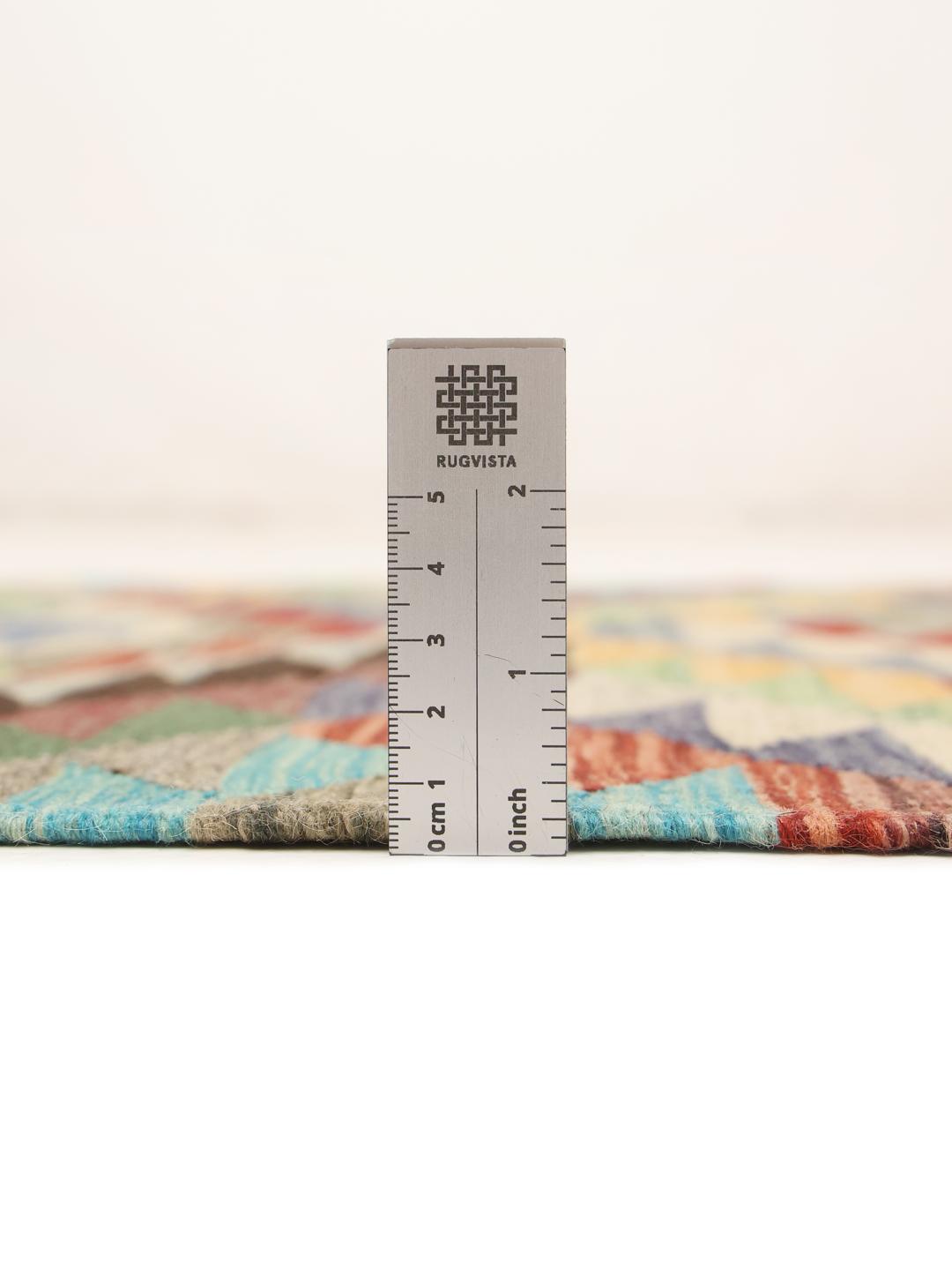 Handgemaakte Afghaanse kilim loper in meerkleurige geometrische patronen.