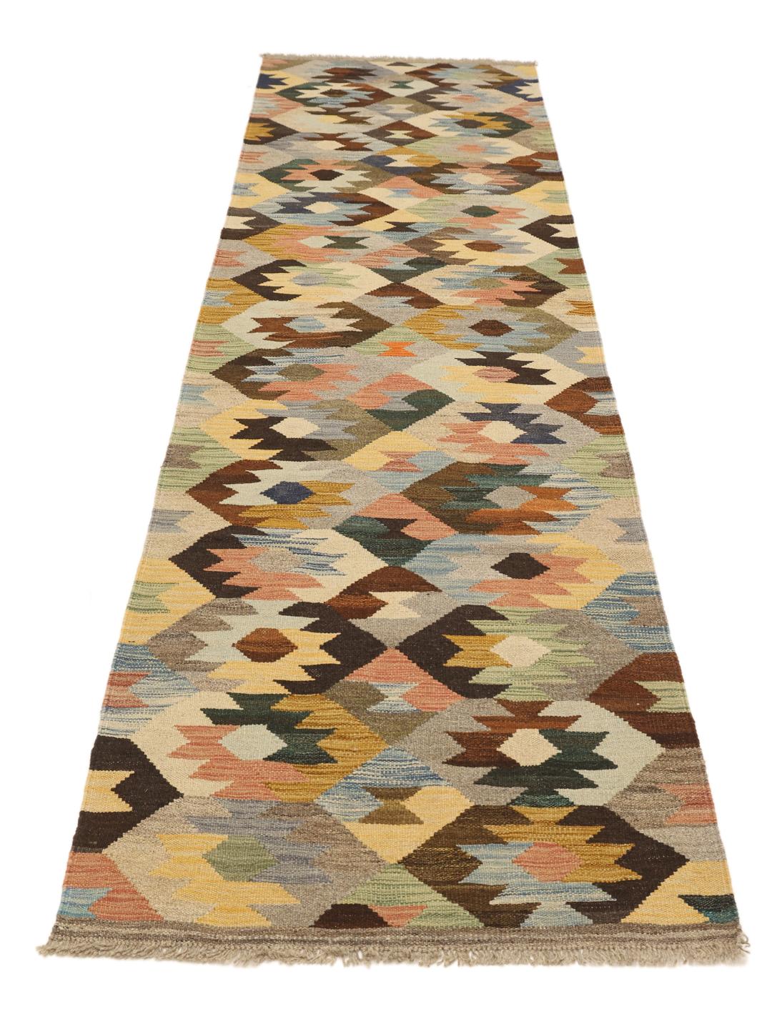 Handgemaakte Afghaanse loper met geometrische patronen in beige en meerdere kleuren.