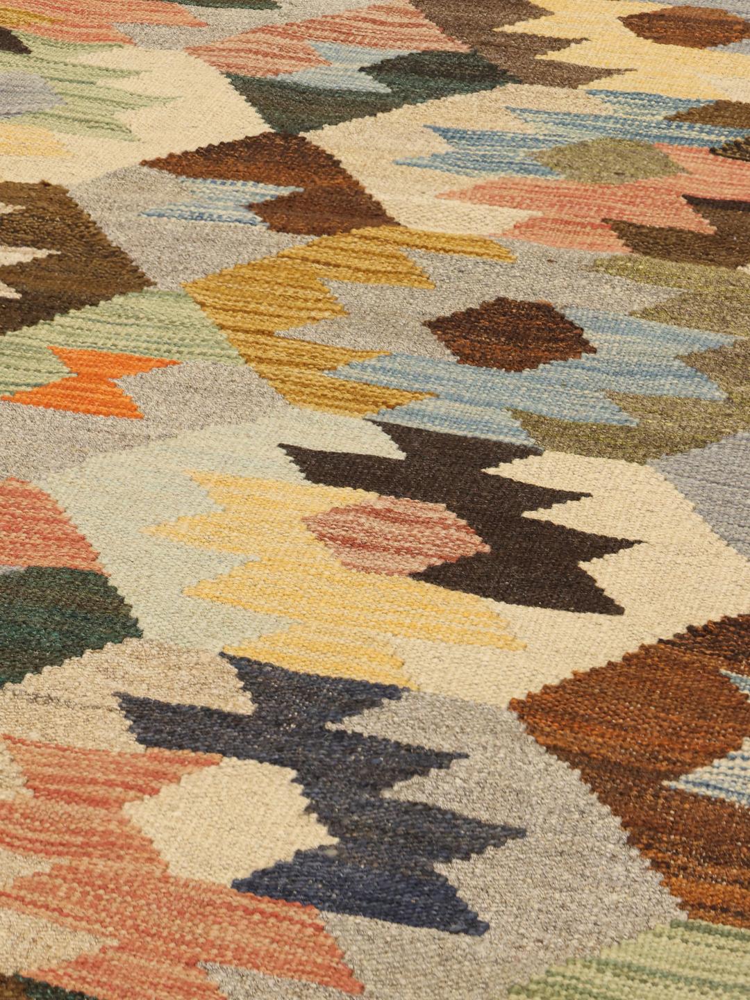 Handgemaakte Afghaanse loper met geometrische patronen in beige en meerdere kleuren.