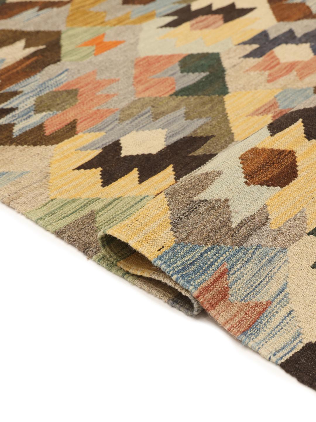 Handgemaakte Afghaanse loper met geometrische patronen in beige en meerdere kleuren.