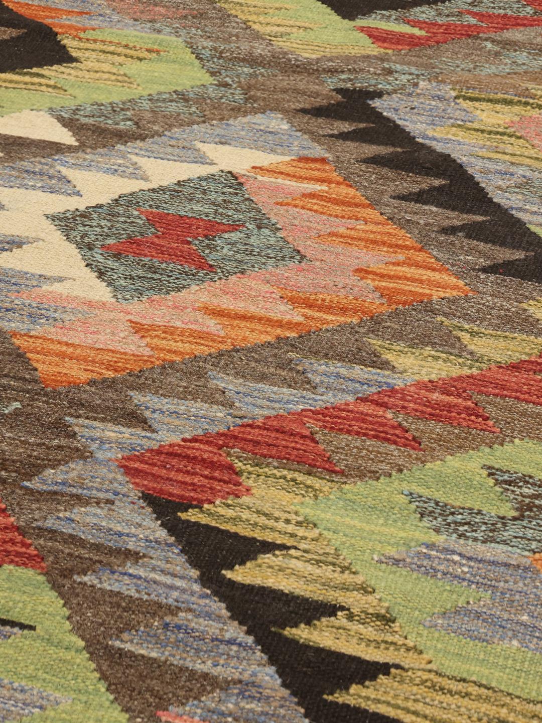 Handgeweven Afghaanse loper met een kleurrijk geometrisch ruitpatroon