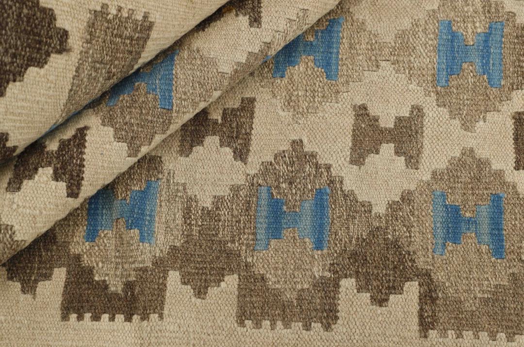Håndvævet Kelim Ghashghai tæppe med beige og blå geometriske mønstre fra Mellemøsten