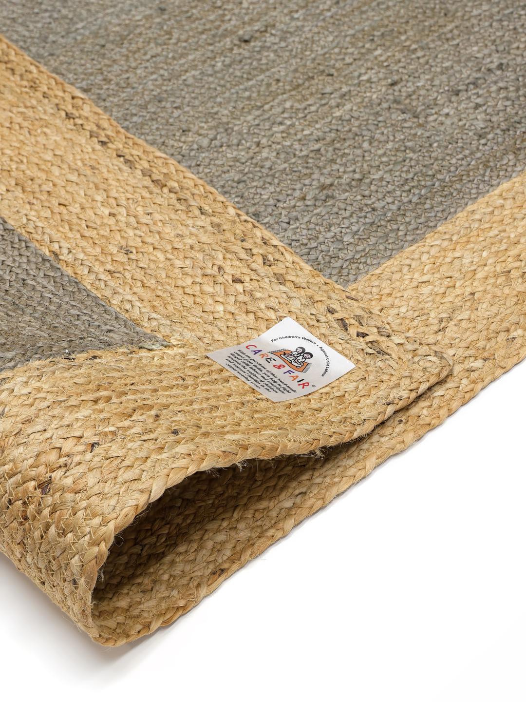 Handgeweven grijs en beige vloerkleed met een kaderontwerp