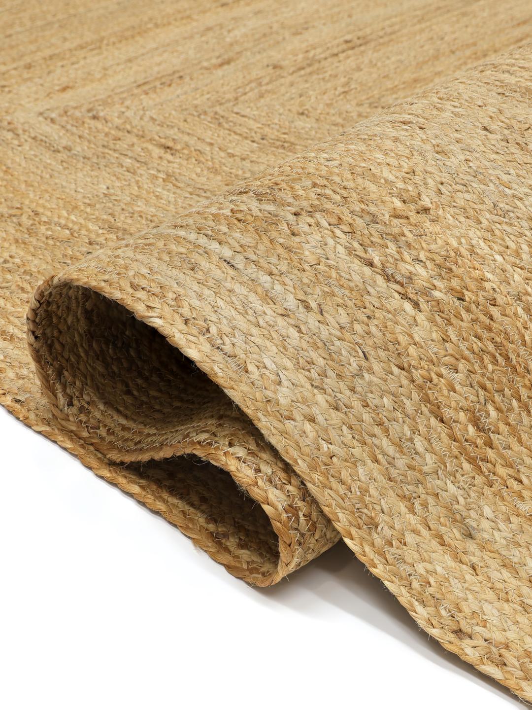Beige tapijt met een natuurlijk gevlochten randontwerp