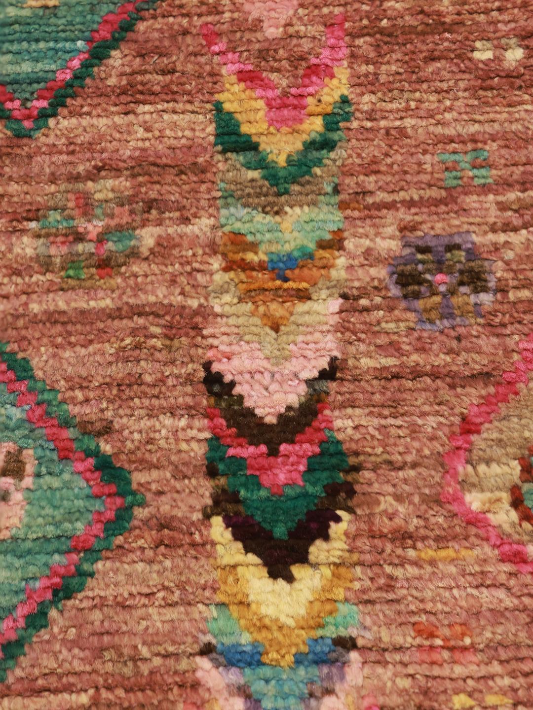 Ręcznie wiązany afgański dywan Berber Colourful w kolorze brązowym z żywymi, wielokolorowymi geometrycznymi wzorami.