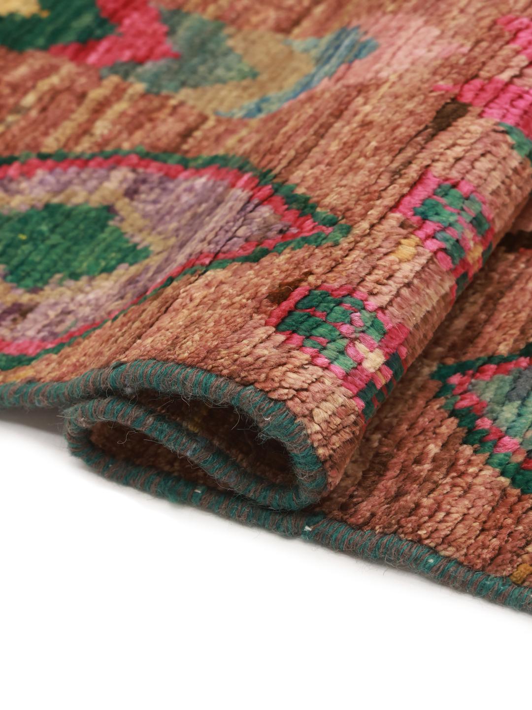 Ręcznie wiązany afgański dywan Berber Colourful w kolorze brązowym z żywymi, wielokolorowymi geometrycznymi wzorami.