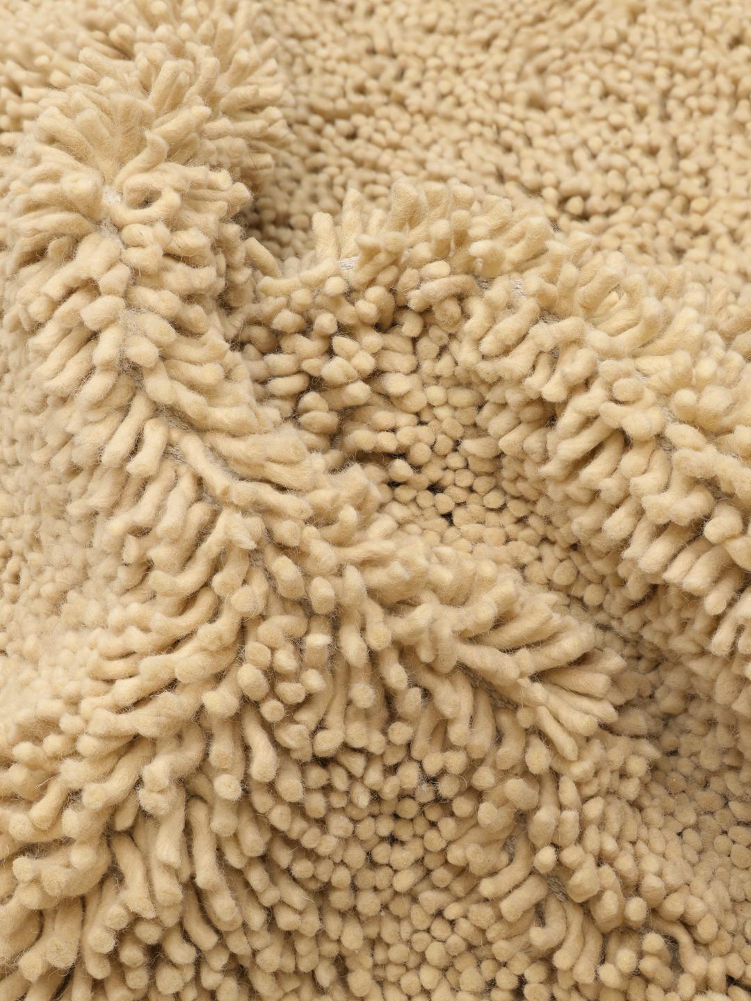 Beige tapijt met een dikke pooltextuur