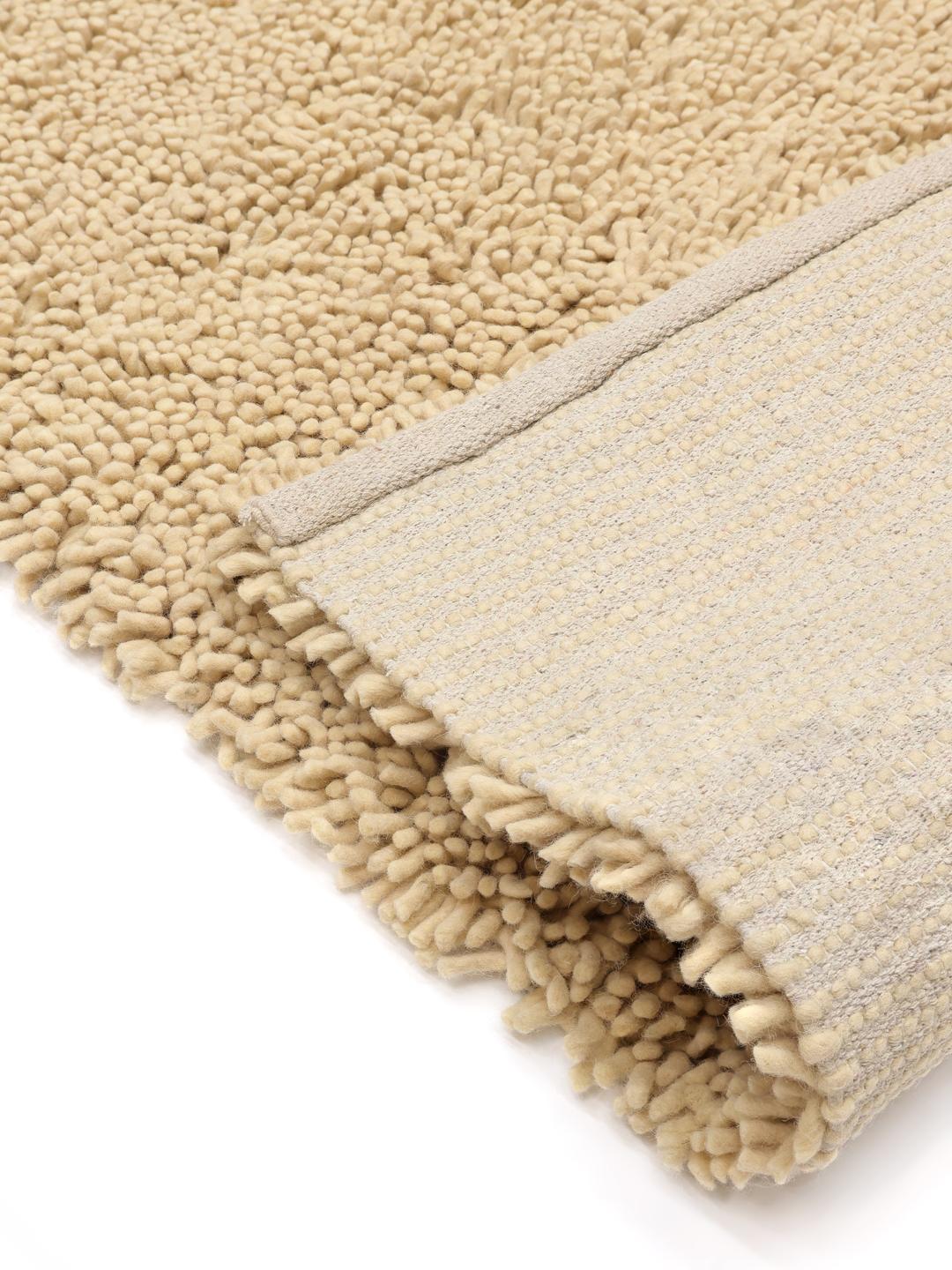 Beige tapijt met een dikke pooltextuur