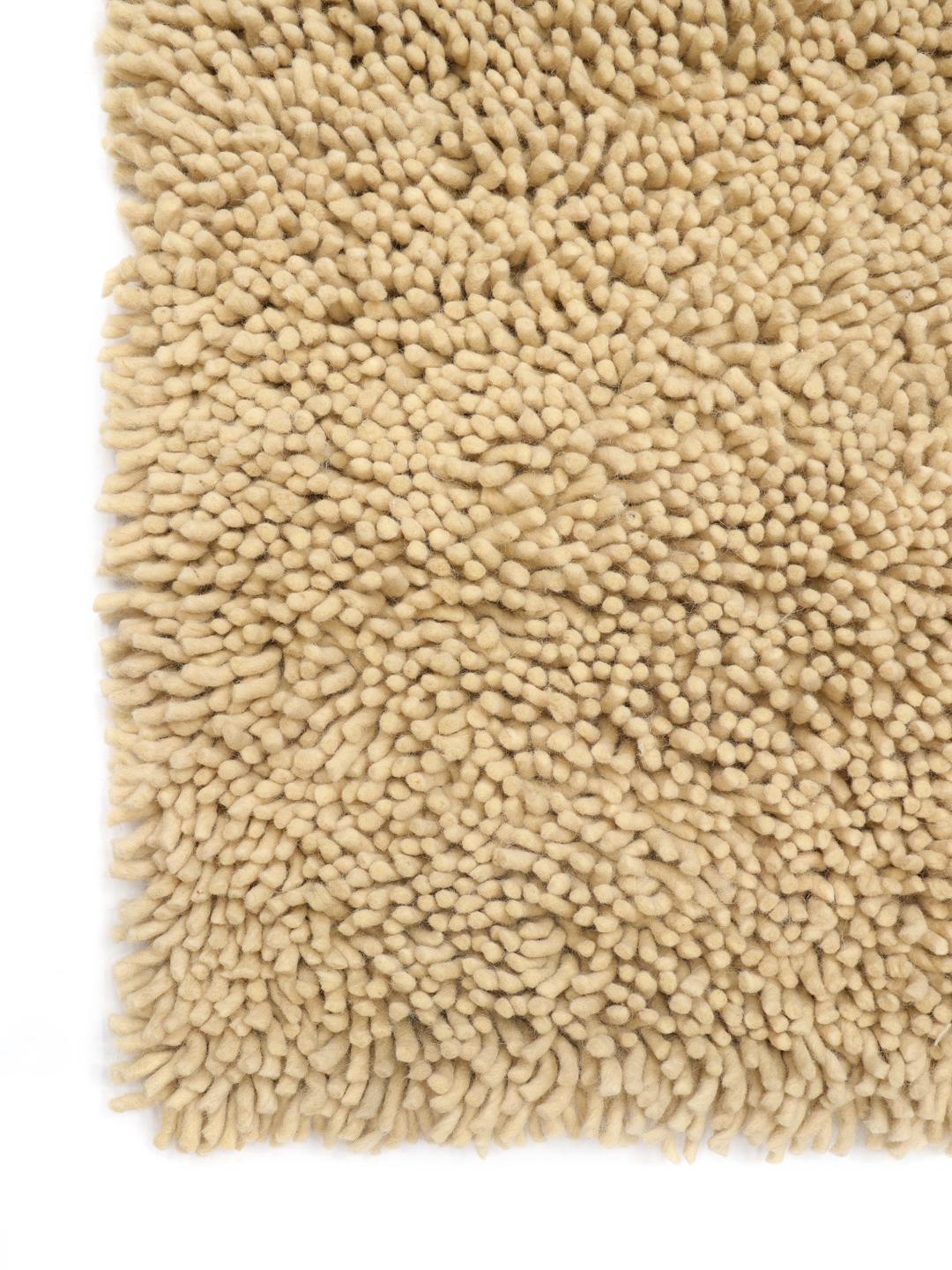 Beige tapijt met een dikke pooltextuur