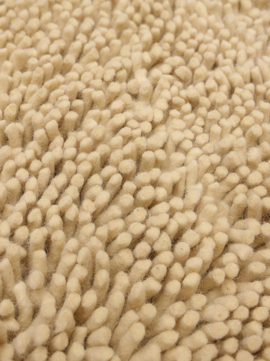 Beige tapijt met een dikke pooltextuur