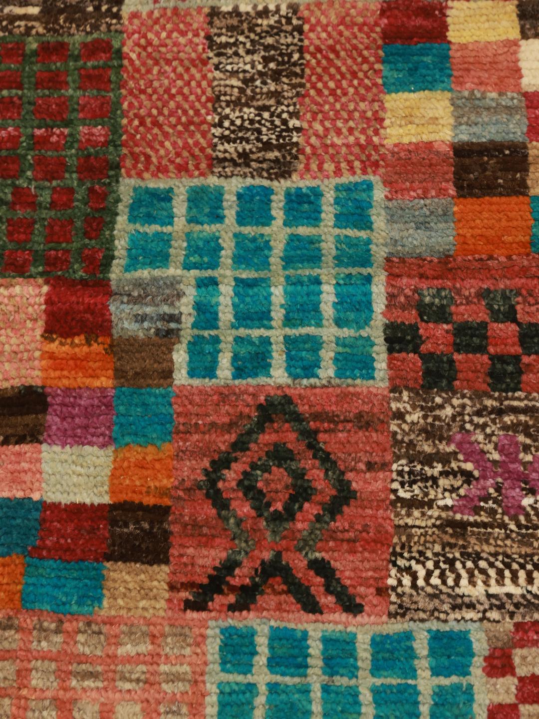Handgeknoopte Afghaanse loper met een kleurrijk geometrisch patchworkontwerp