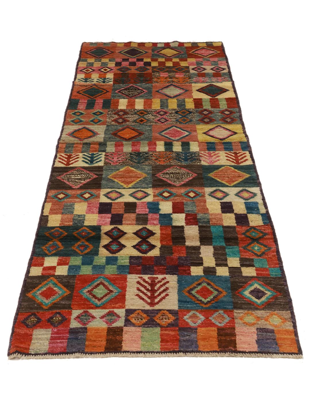 Ein lebendiger, einzigartiger handgeknüpfter Woll-Läufer aus Afghanistan mit bunten geometrischen Mustern auf mehrfarbigem Hintergrund.