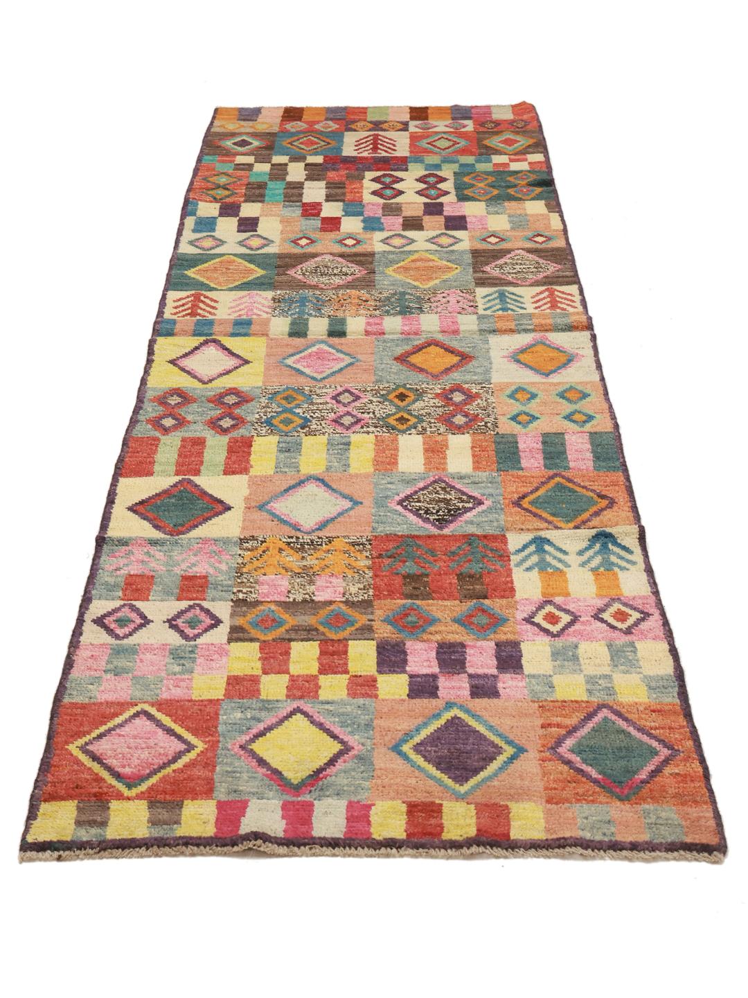 Ein lebendiger, einzigartiger handgeknüpfter Woll-Läufer aus Afghanistan mit bunten geometrischen Mustern auf mehrfarbigem Hintergrund.