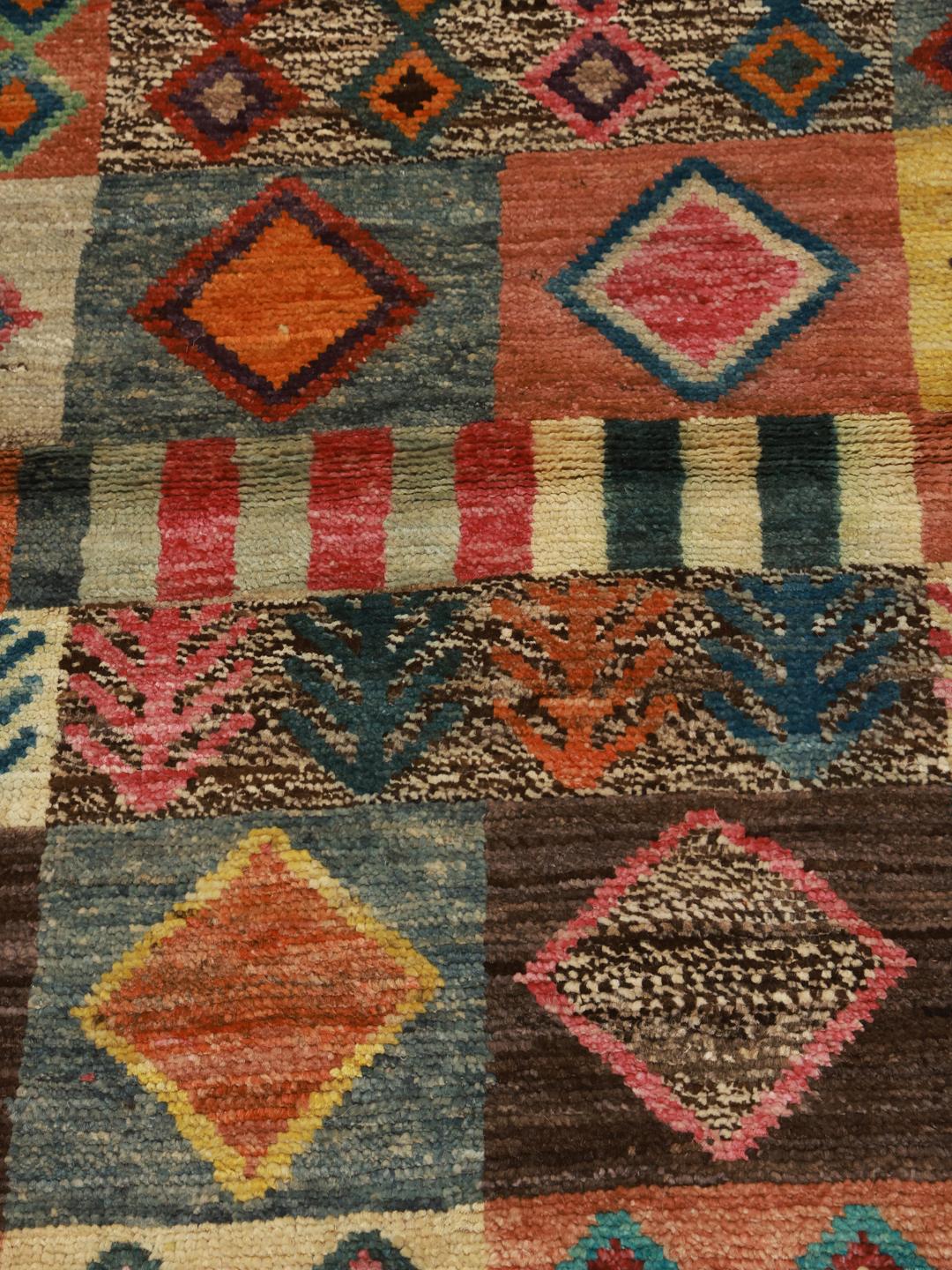 Ein lebendiger, einzigartiger handgeknüpfter Woll-Läufer aus Afghanistan mit bunten geometrischen Mustern auf mehrfarbigem Hintergrund.