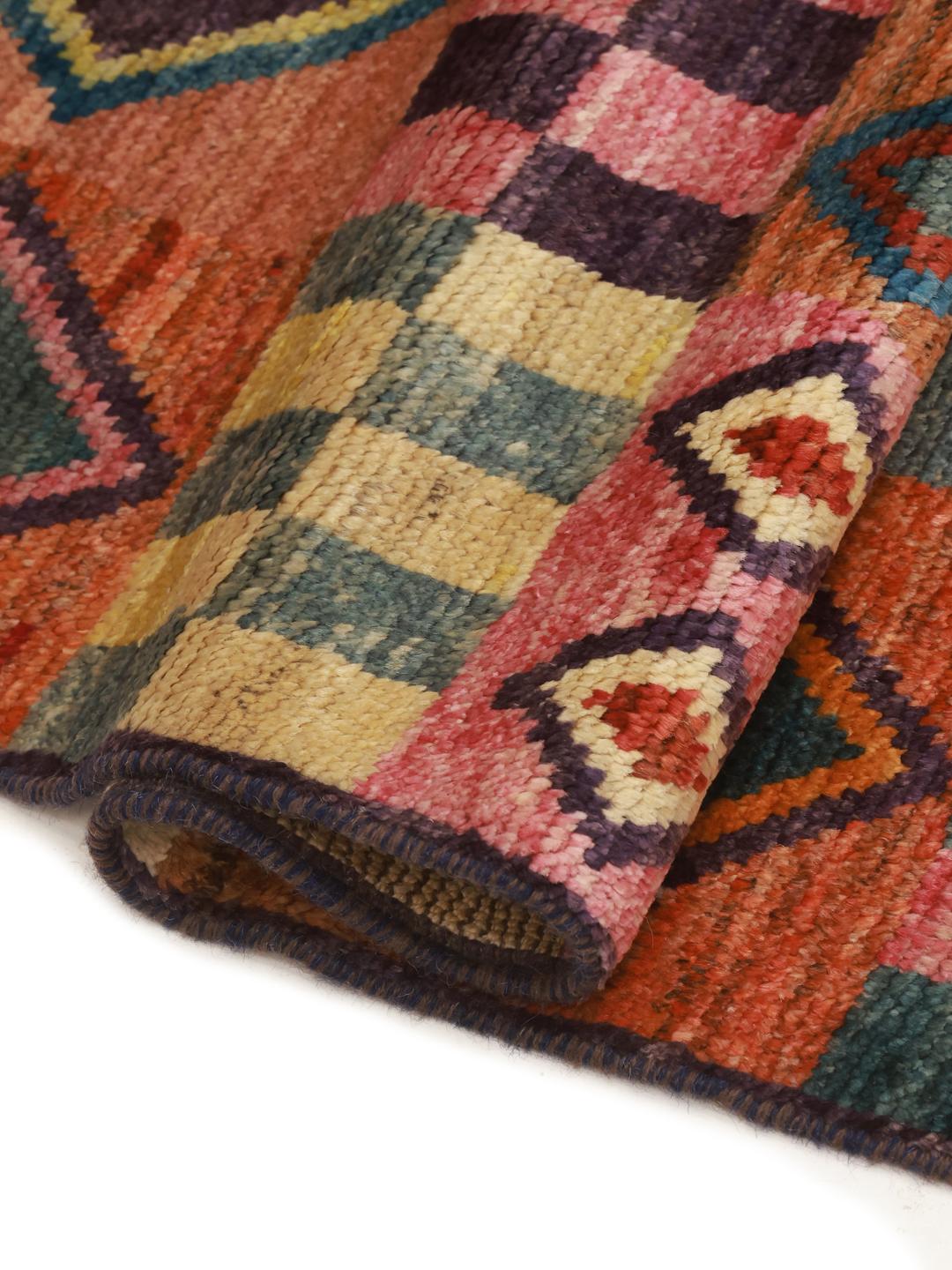 Ein lebendiger, einzigartiger handgeknüpfter Woll-Läufer aus Afghanistan mit bunten geometrischen Mustern auf mehrfarbigem Hintergrund.