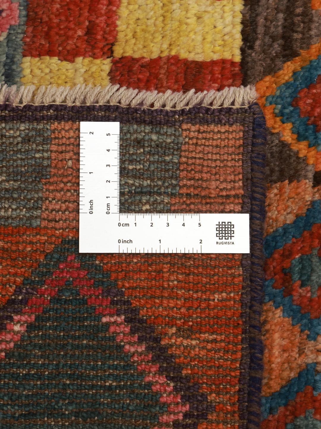 Ein lebendiger, einzigartiger handgeknüpfter Woll-Läufer aus Afghanistan mit bunten geometrischen Mustern auf mehrfarbigem Hintergrund.