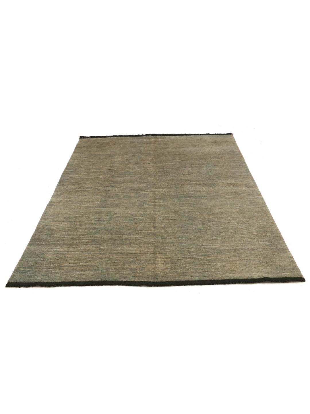 Een met de hand geknoopt Gabbeh tapijt van 100% wol uit Afghanistan met een zachte grijze en witte gemêleerde textuur.