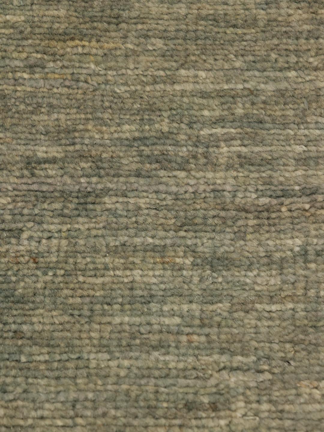 Een met de hand geknoopt Gabbeh tapijt van 100% wol uit Afghanistan met een zachte grijze en witte gemêleerde textuur.