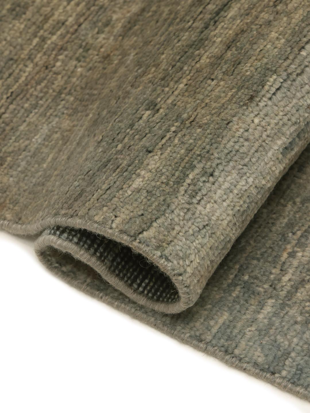 Een met de hand geknoopt Gabbeh tapijt van 100% wol uit Afghanistan met een zachte grijze en witte gemêleerde textuur.