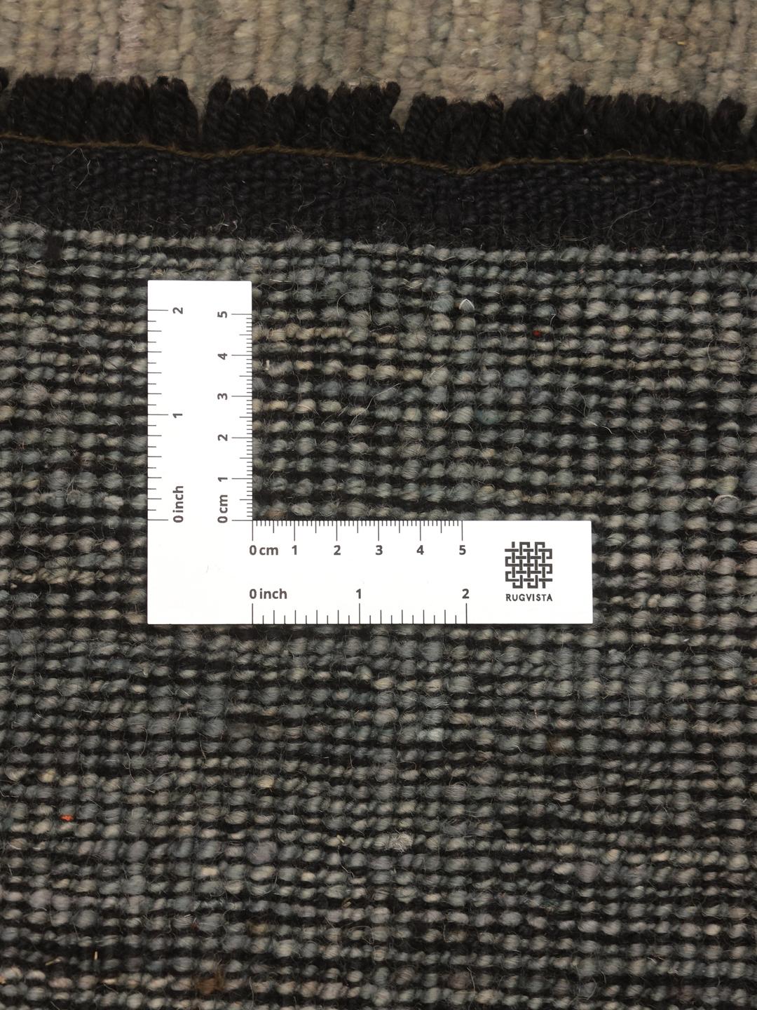 Een met de hand geknoopt Gabbeh tapijt van 100% wol uit Afghanistan met een zachte grijze en witte gemêleerde textuur.