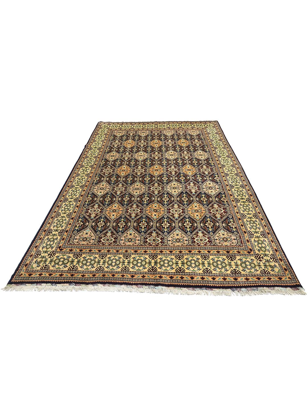 Un grand tapis Kunduz noué à la main en provenance d'Afghanistan avec un motif géométrique multicolore.
