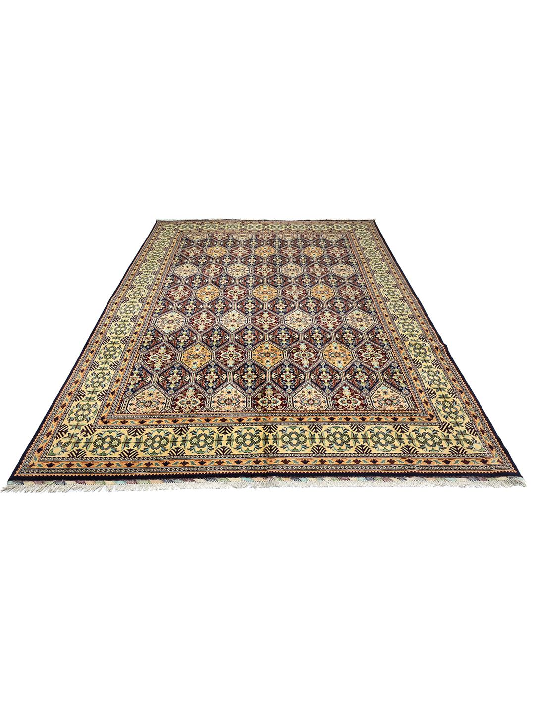 Un grand tapis Kunduz noué à la main en provenance d'Afghanistan avec un motif géométrique multicolore.