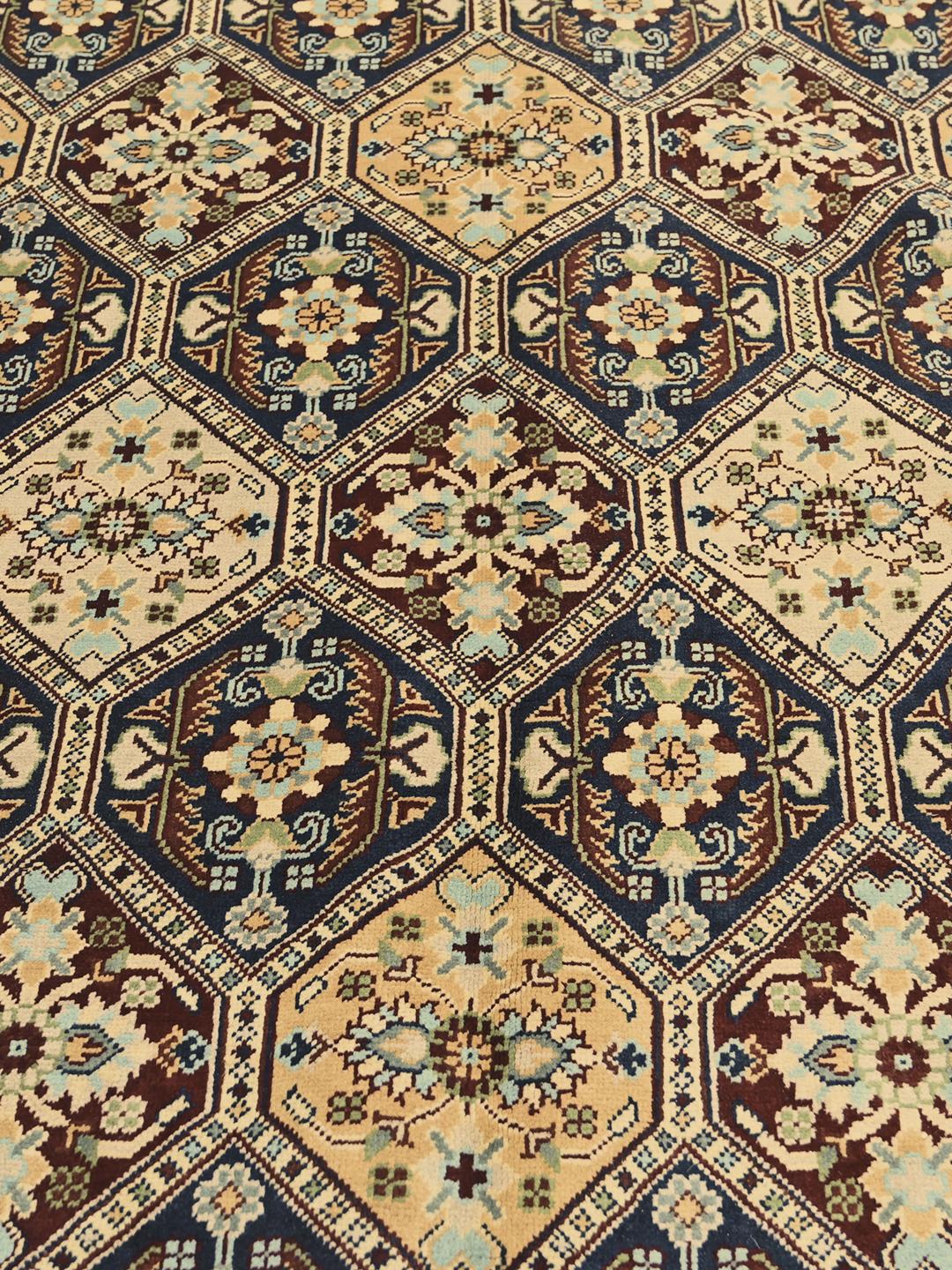 Un grand tapis Kunduz noué à la main en provenance d'Afghanistan avec un motif géométrique multicolore.