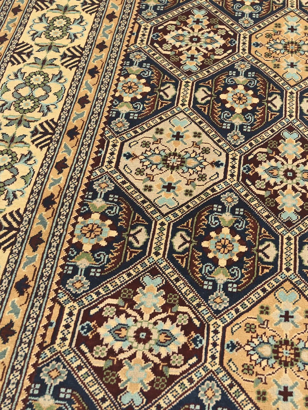 Un grand tapis Kunduz noué à la main en provenance d'Afghanistan avec un motif géométrique multicolore.