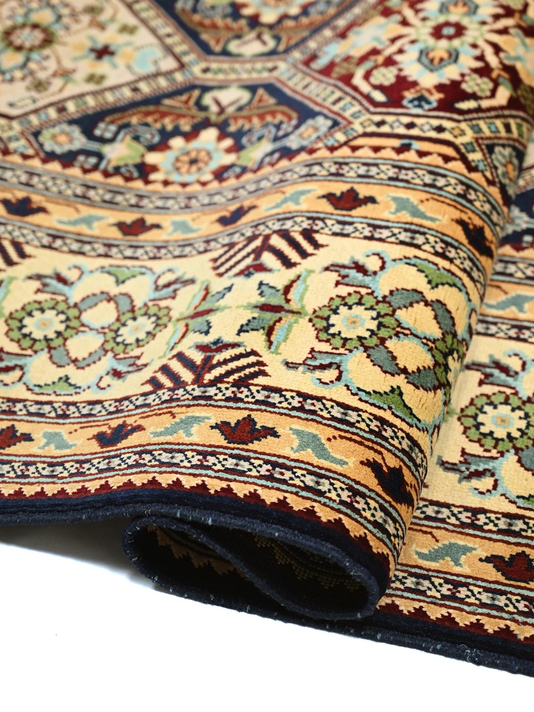 Un grand tapis Kunduz noué à la main en provenance d'Afghanistan avec un motif géométrique multicolore.