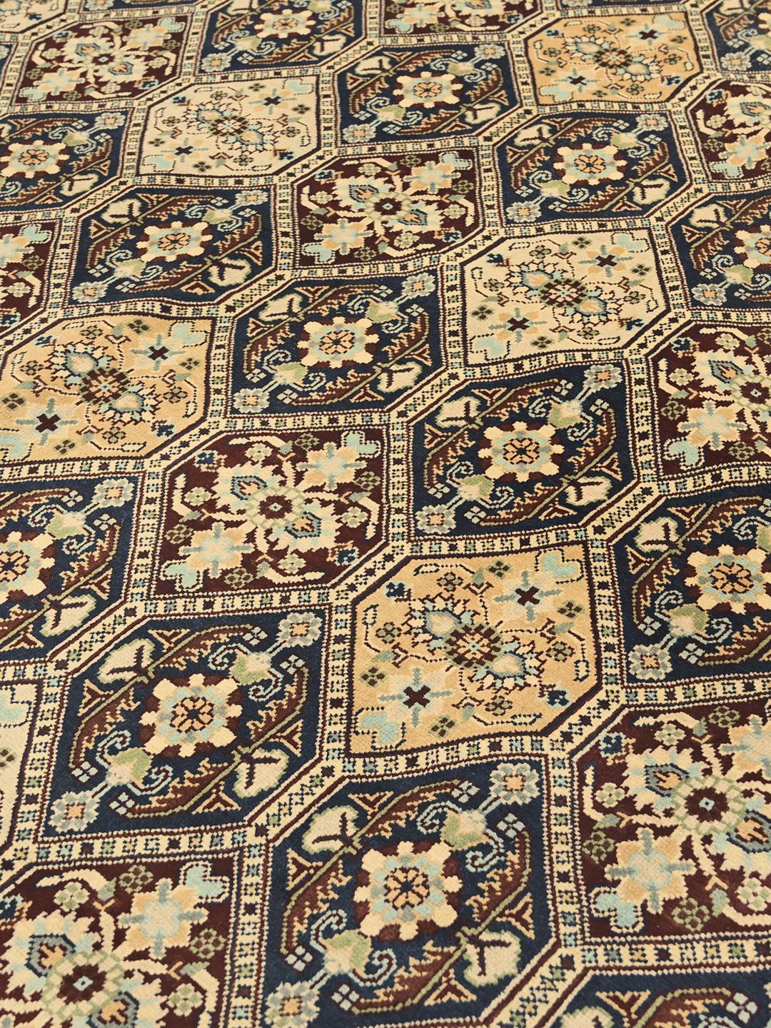 Un grand tapis Kunduz noué à la main en provenance d'Afghanistan avec un motif géométrique multicolore.