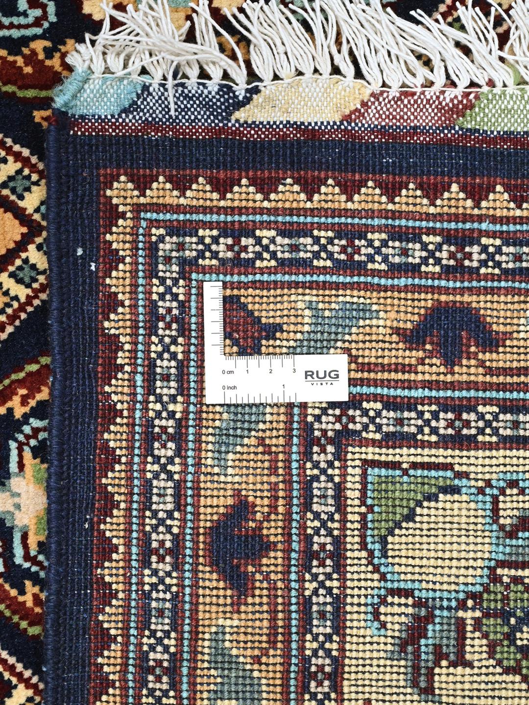 Un grand tapis Kunduz noué à la main en provenance d'Afghanistan avec un motif géométrique multicolore.