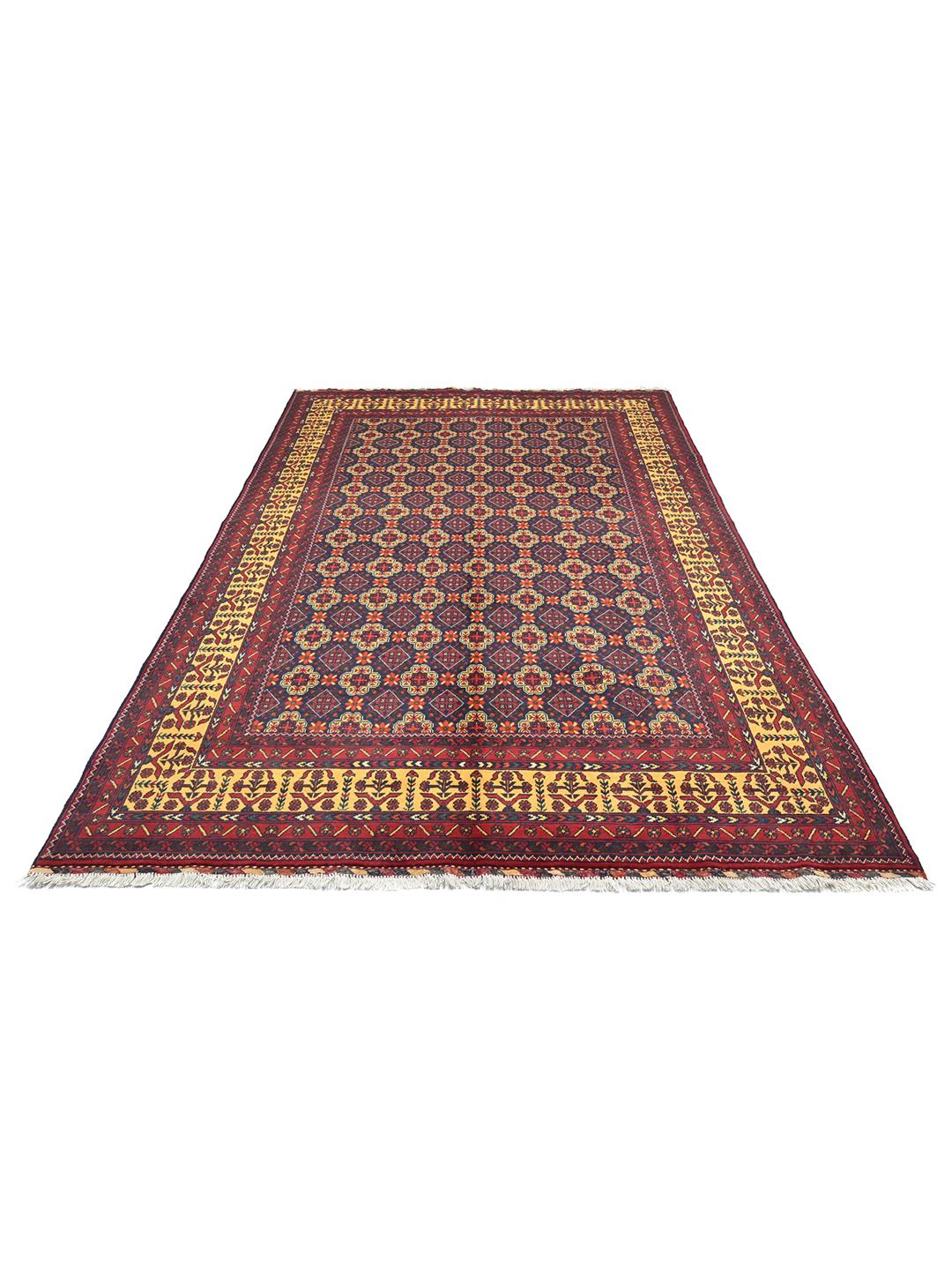Et smukt håndknyttet Kunduz-tæppe fra Afghanistan med et mørkerødt og beige geometrisk design.