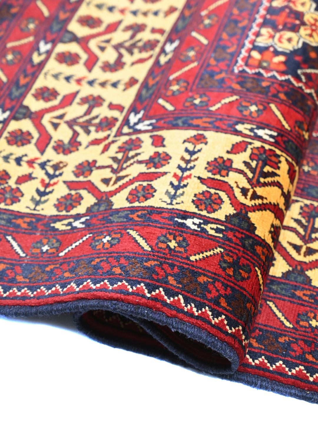 Et smukt håndknyttet Kunduz-tæppe fra Afghanistan med et mørkerødt og beige geometrisk design.
