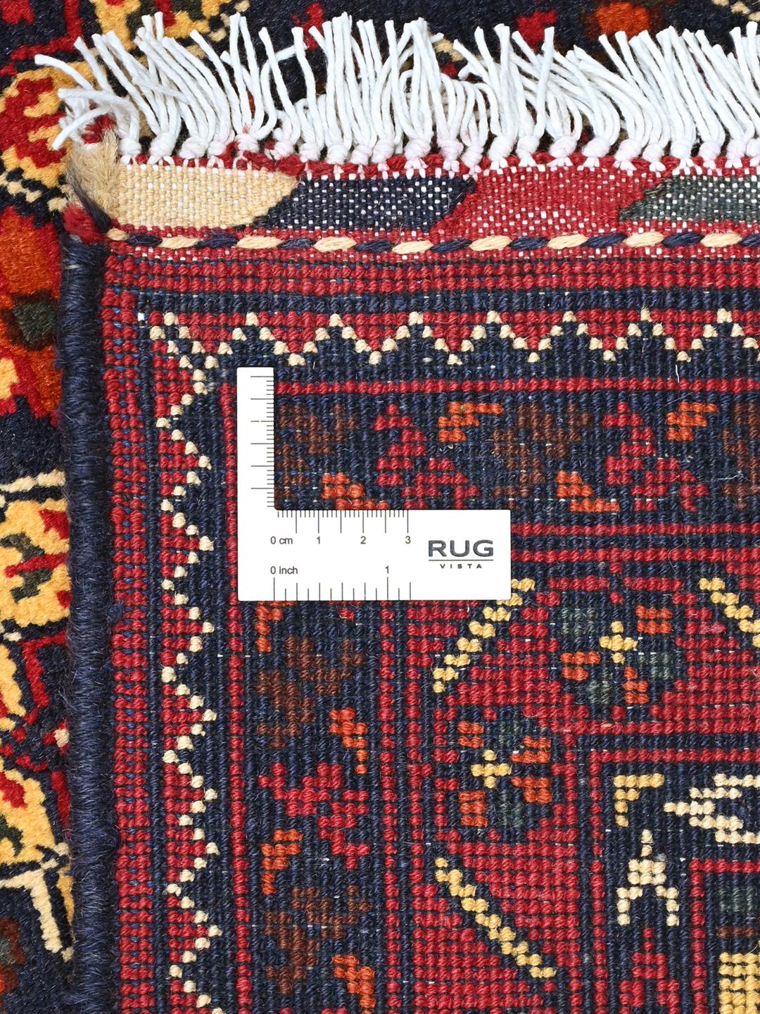 Et smukt håndknyttet Kunduz-tæppe fra Afghanistan med et mørkerødt og beige geometrisk design.