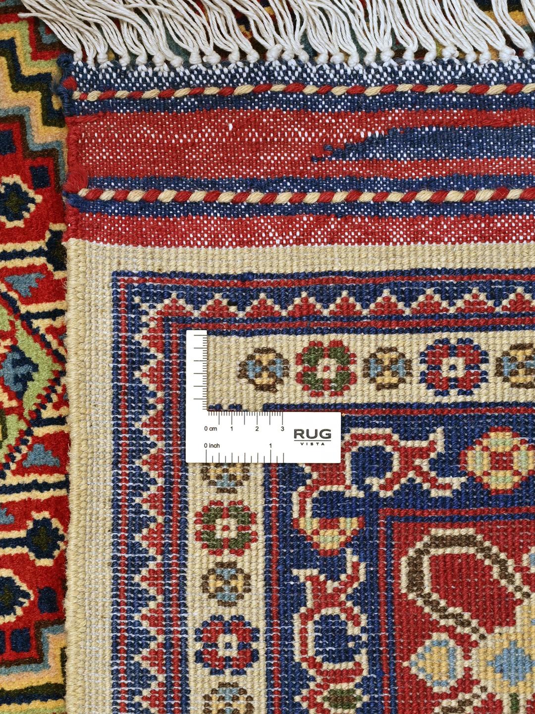 Jedyny w swoim rodzaju ręcznie wiązany afgański dywan Kunduz z misternymi geometrycznymi wzorami w kolorach czerwonym, niebieskim i beżowym.