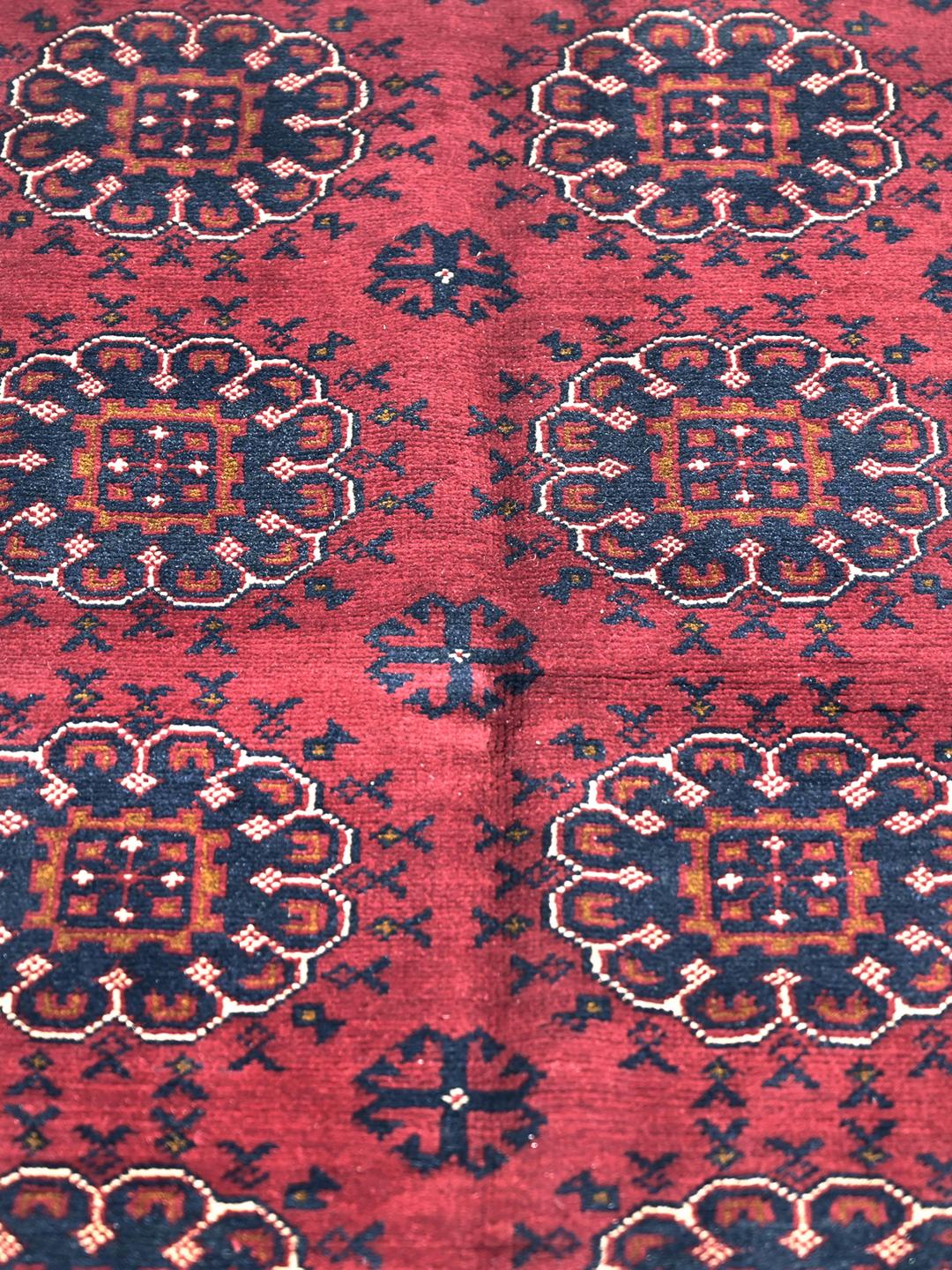 Tapis Kunduz noué main d'Afghanistan rouge profond avec motifs géométriques