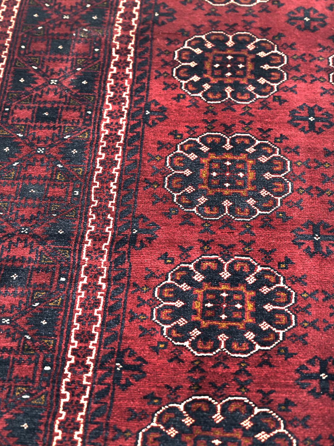Tapis Kunduz noué main d'Afghanistan rouge profond avec motifs géométriques