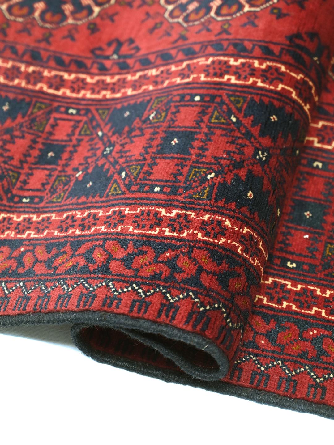 Tapis Kunduz noué main d'Afghanistan rouge profond avec motifs géométriques