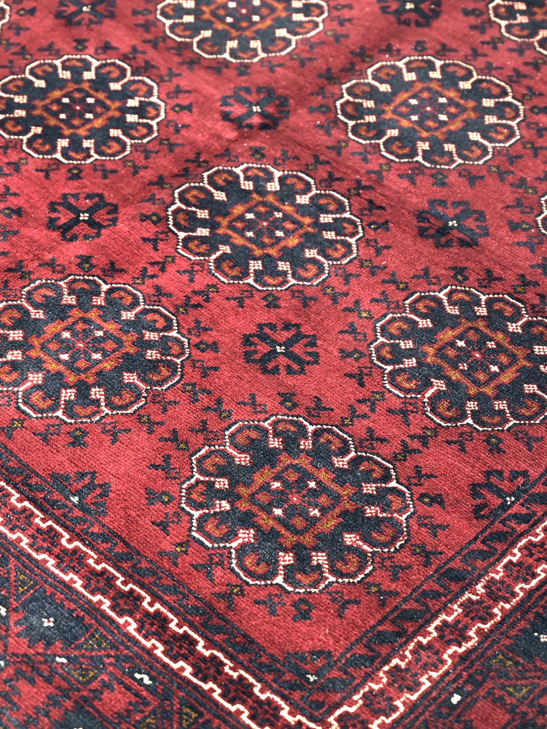 Tapis Kunduz noué main d'Afghanistan rouge profond avec motifs géométriques