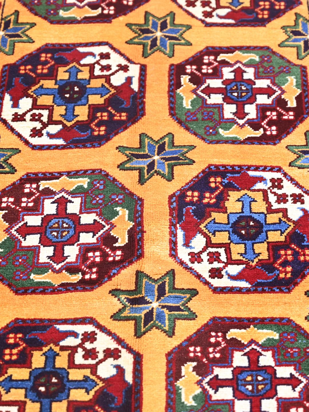 Håndknyttet Kunduz-tæppe fra Afghanistan i gul med traditionelle motiver