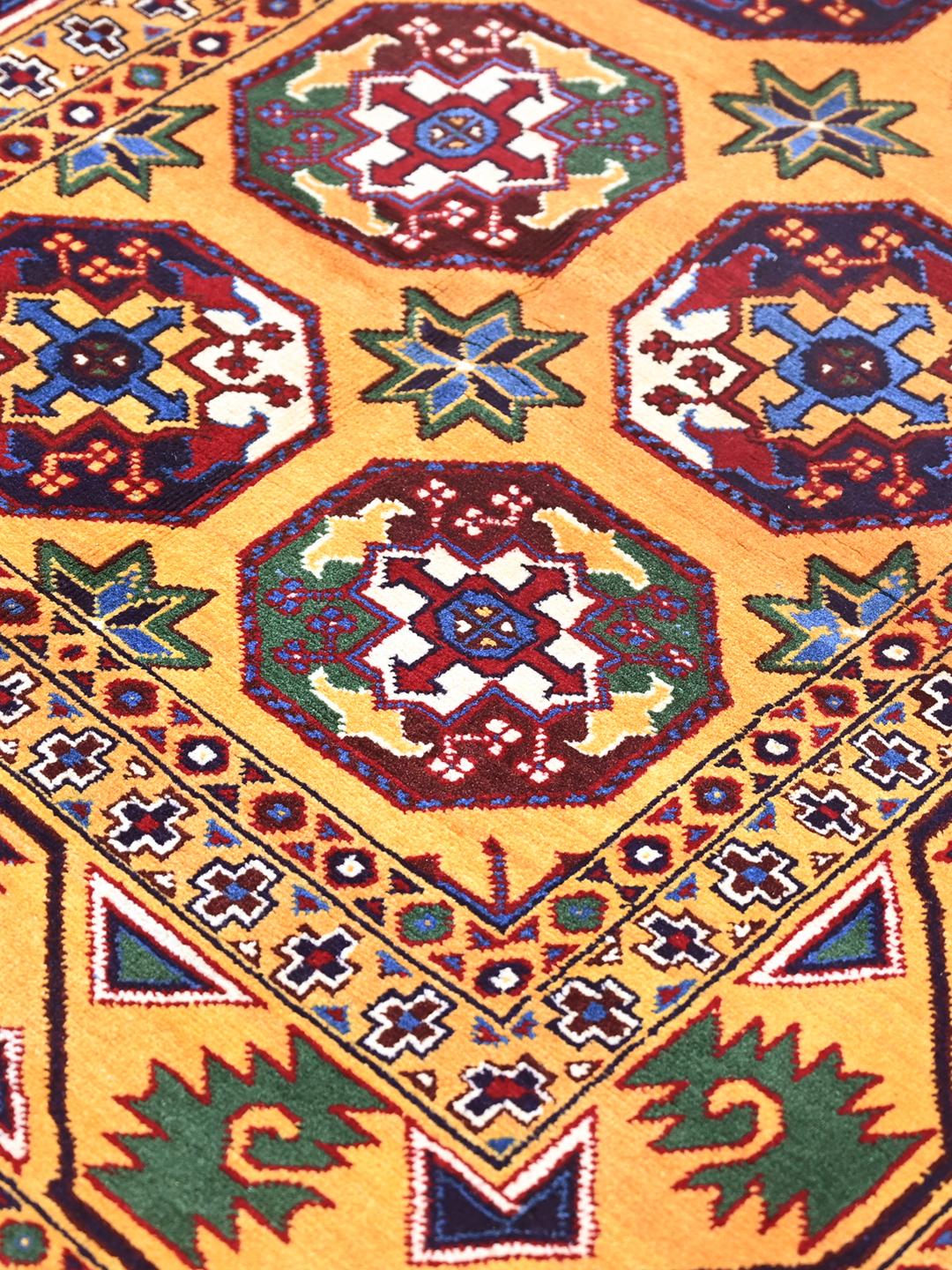Håndknyttet Kunduz-tæppe fra Afghanistan i gul med traditionelle motiver
