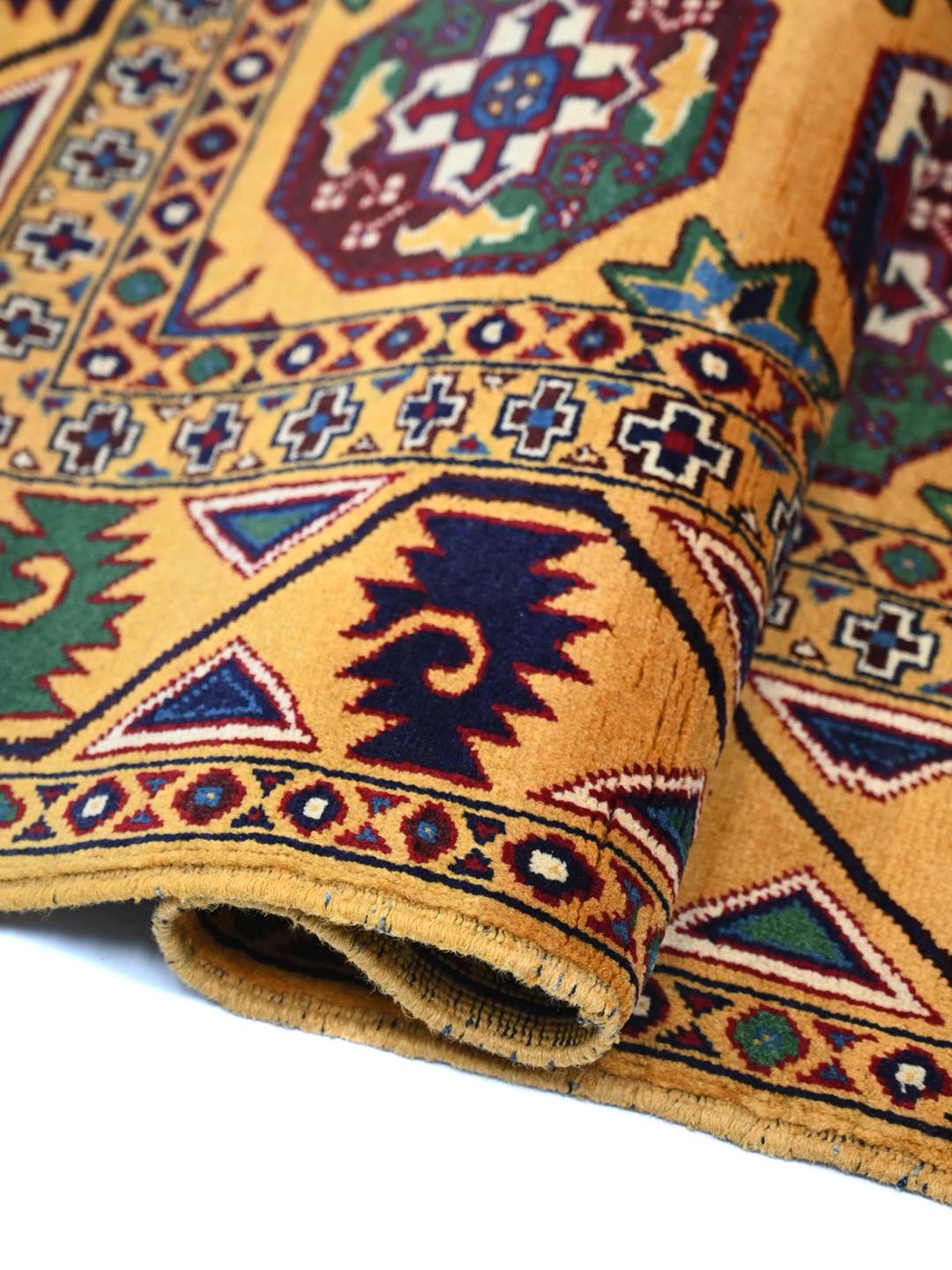 Håndknyttet Kunduz-tæppe fra Afghanistan i gul med traditionelle motiver