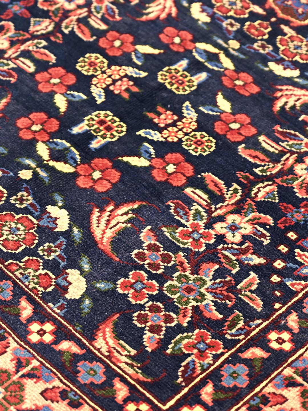 Håndknyttet afghansk Kunduz-tæppe med blomstermotiver på en mørkeblå bund
