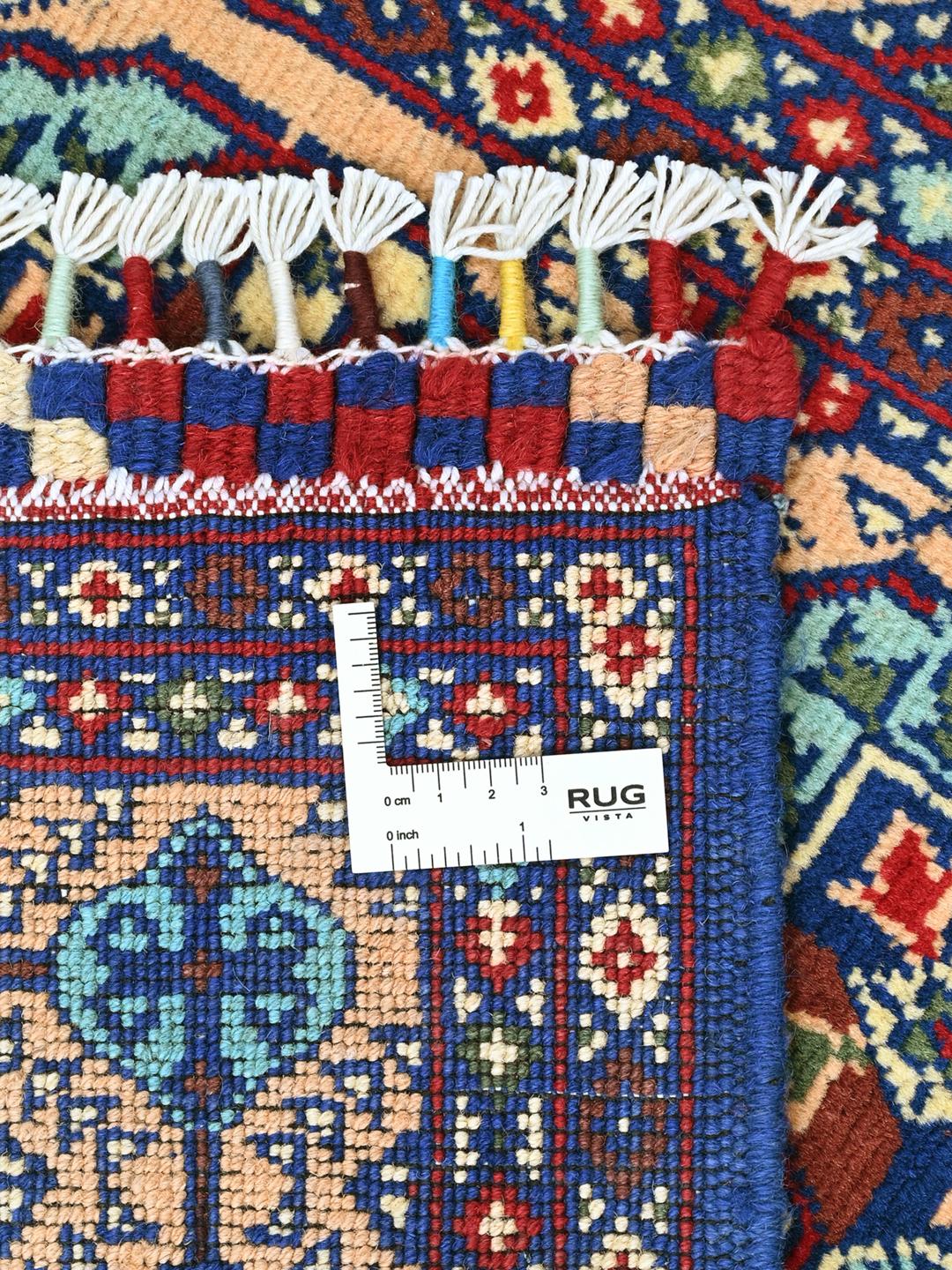 Håndknyttet afghansk Kunduz-tæppe med et levende geometrisk mønster i flere farver.