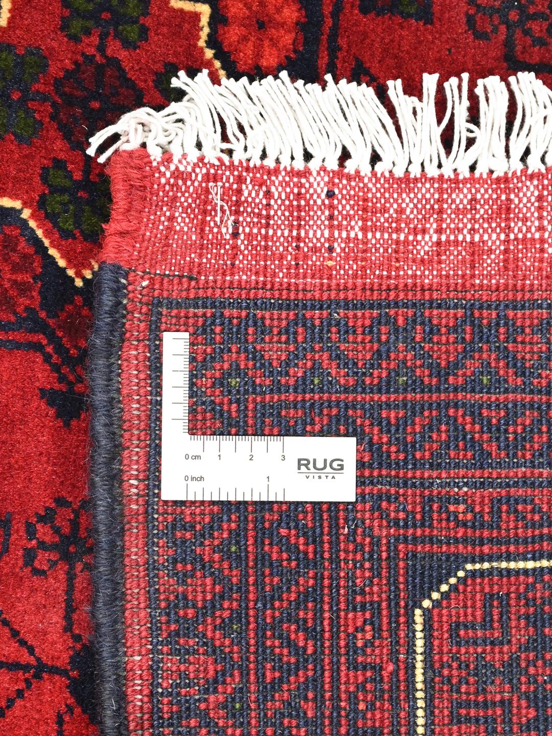 Håndlavet Kunduz-tæppe fra Afghanistan i dyb rød med traditionelle motiver.