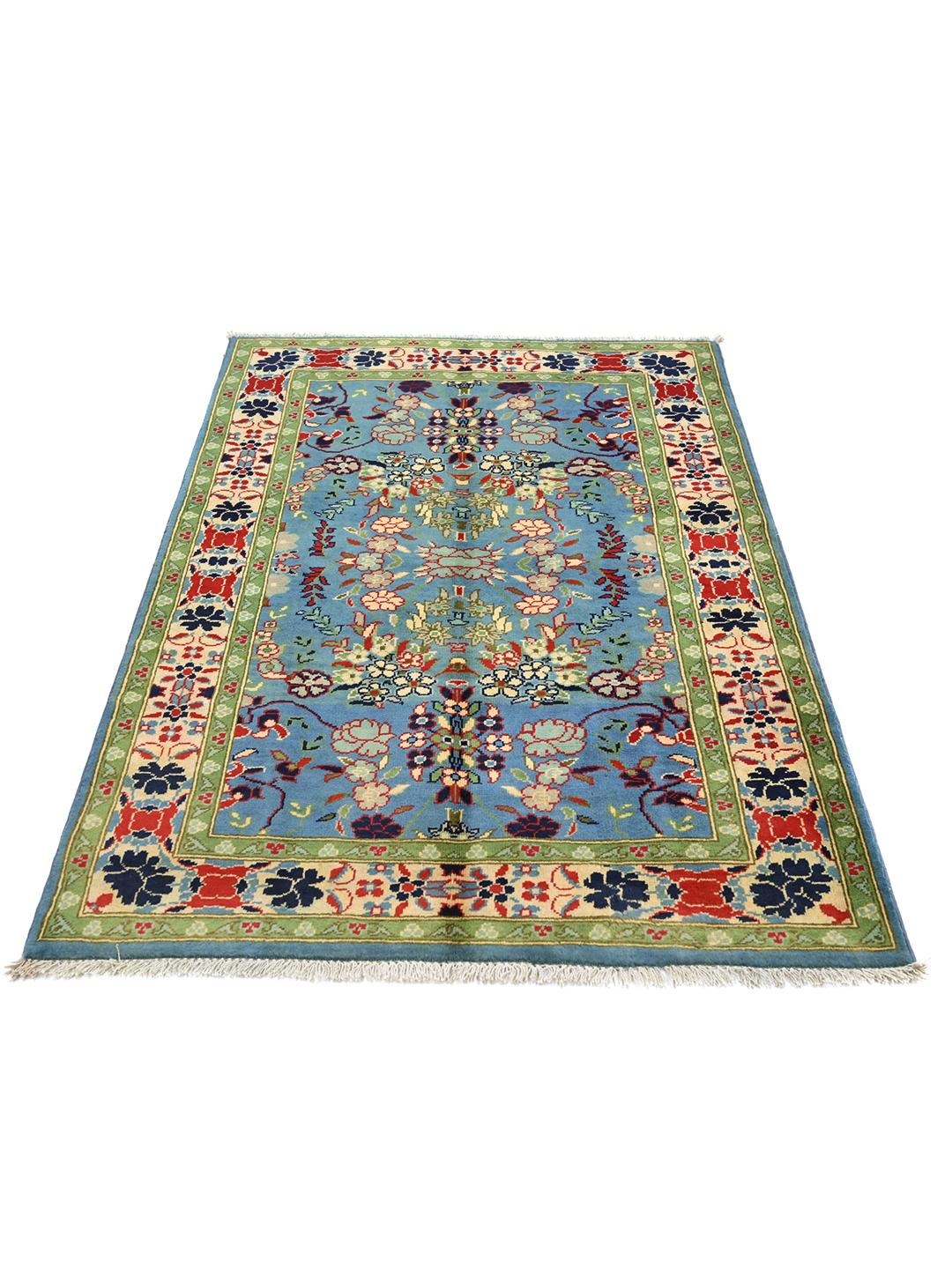 Een handgeknoopt Kunduz-tapijt uit Afghanistan met een blauw veld en bloemenpatroon