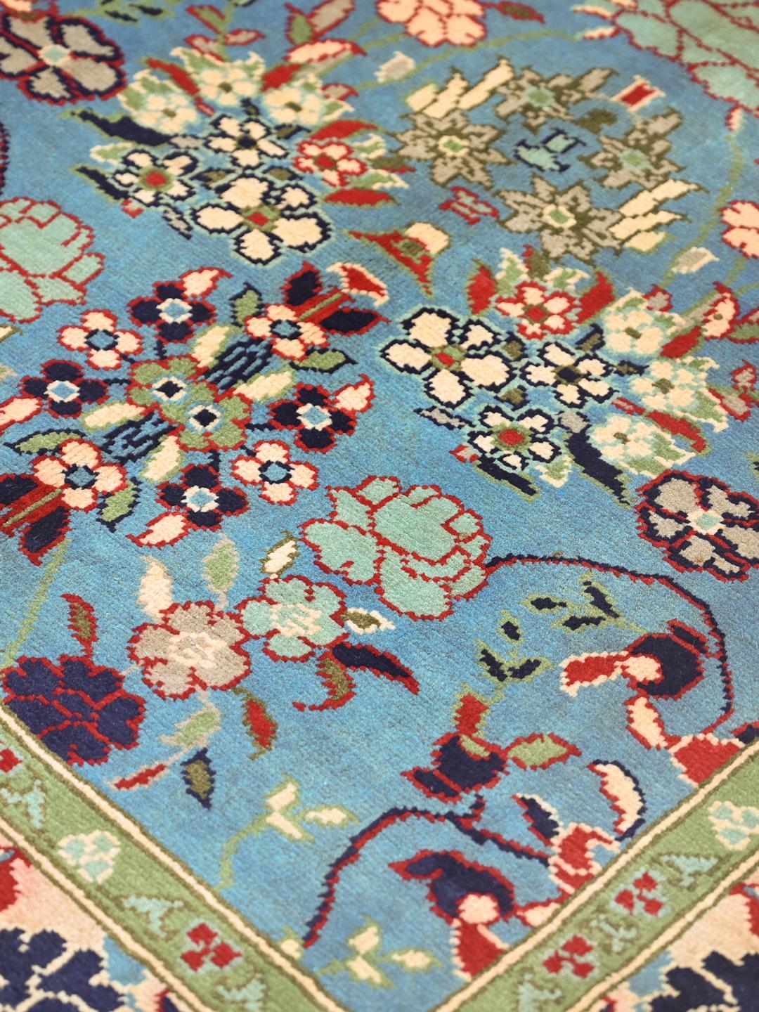 Een handgeknoopt Kunduz-tapijt uit Afghanistan met een blauw veld en bloemenpatroon