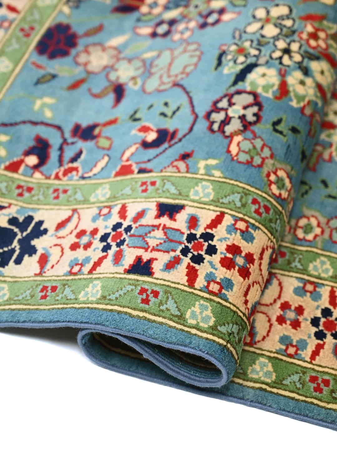 Een handgeknoopt Kunduz-tapijt uit Afghanistan met een blauw veld en bloemenpatroon