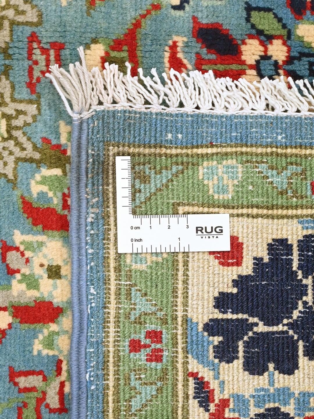 Een handgeknoopt Kunduz-tapijt uit Afghanistan met een blauw veld en bloemenpatroon